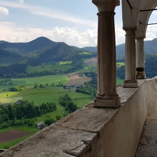 Burgbalkon mit aussichtsreichem Panorama auf Kärnten auf der beliebten Sehenswürdigkeit Burg Hochosterwitz.