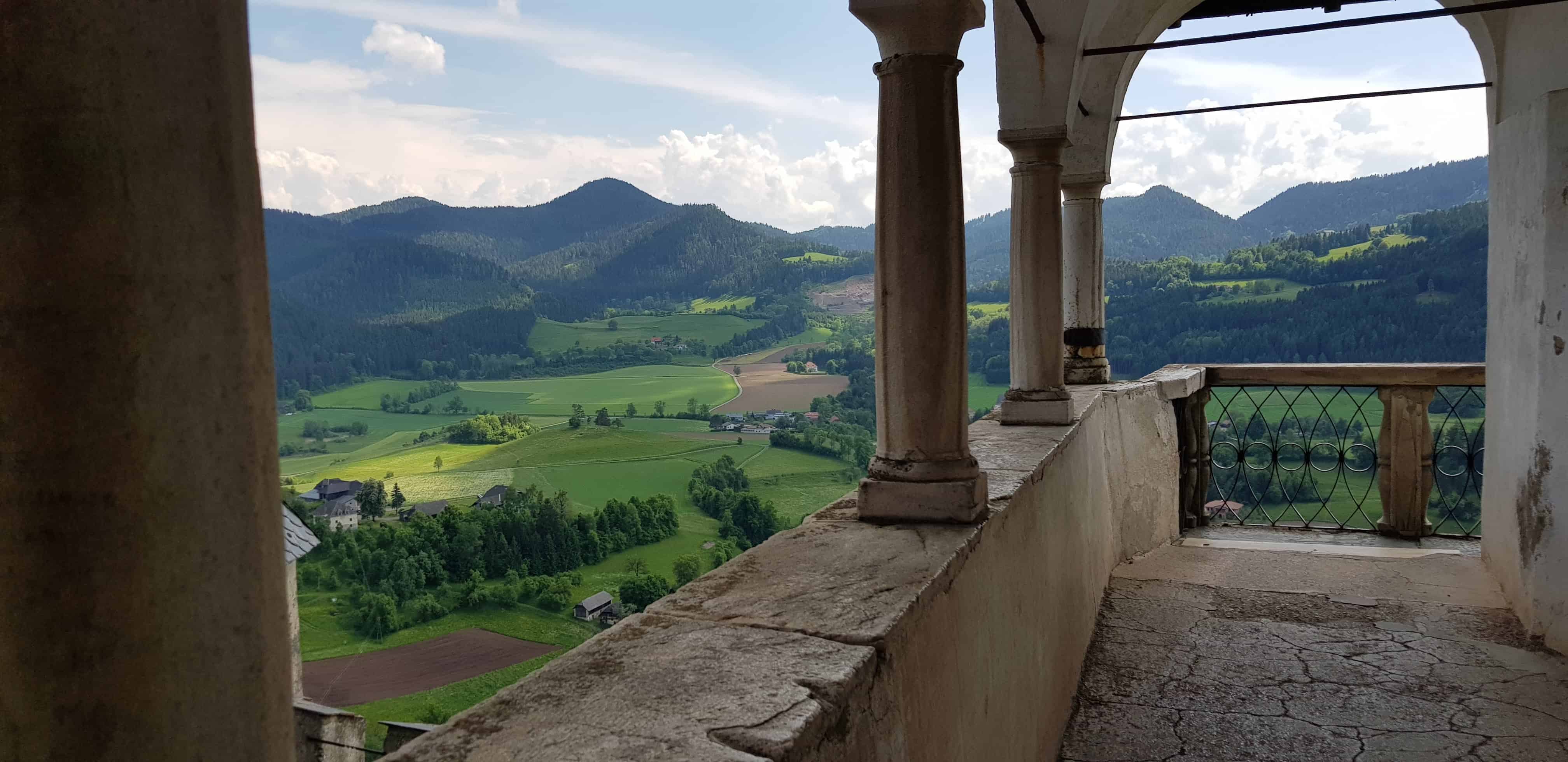 Burgbalkon mit aussichtsreichem Panorama auf Kärnten auf der beliebten Sehenswürdigkeit Burg Hochosterwitz.