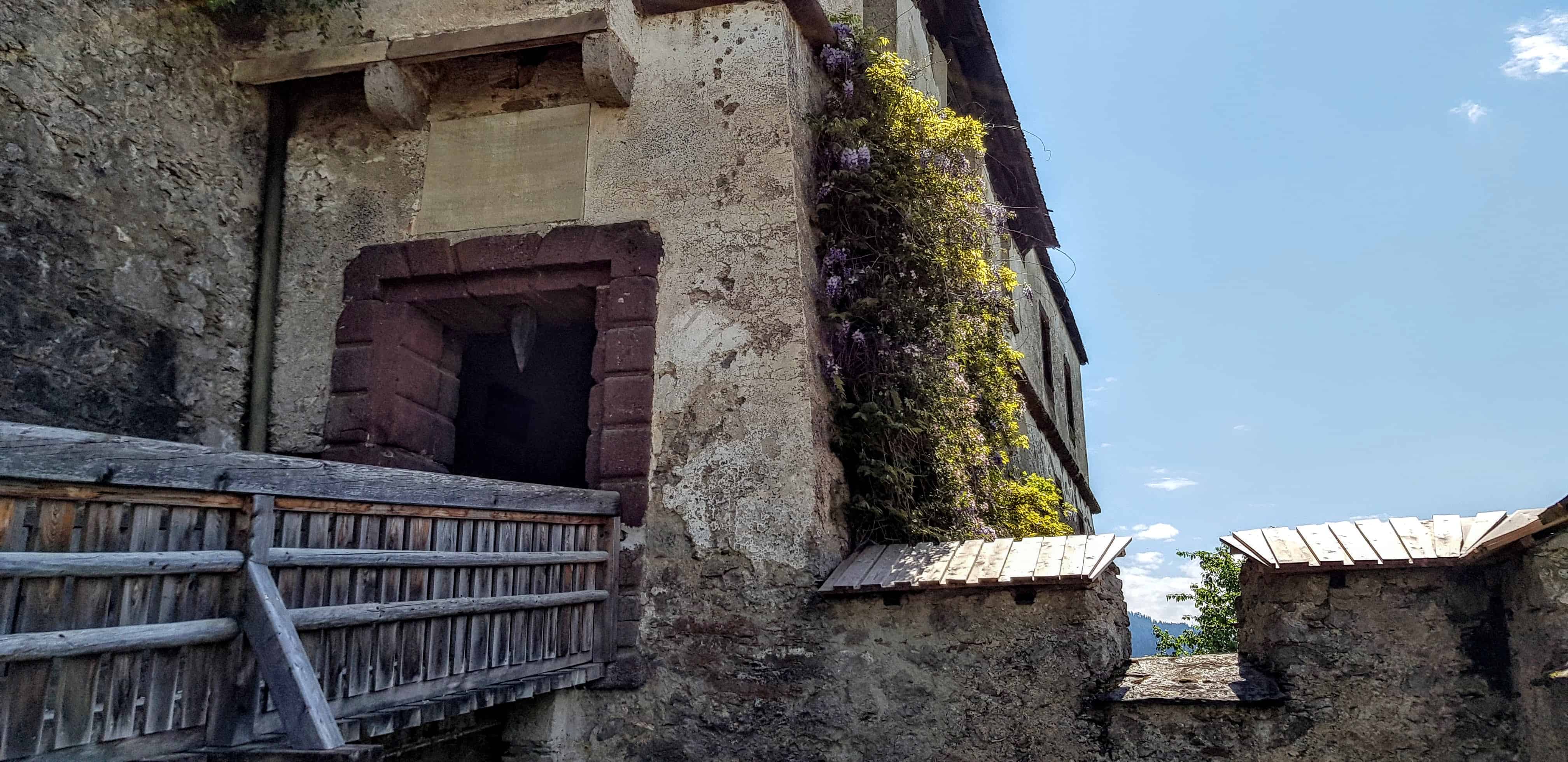 Aufgang auf die Burg Hochosterwitz - die auf einem rund 160 Meter hohen Felsen liegt.