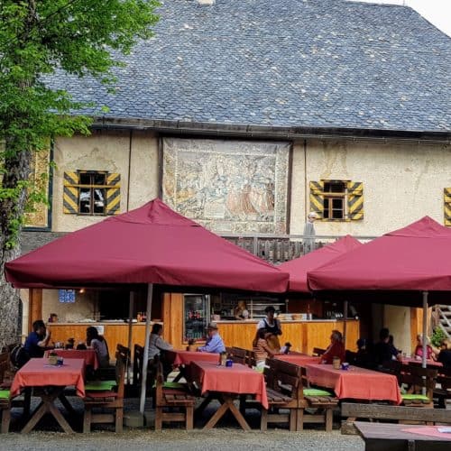 Die Burg Hochosterwitz zählt zu den bekanntesten Burgen in Österreich. Ziel ist der Burghof, wo sich auch das Burgrestaurant befindet.