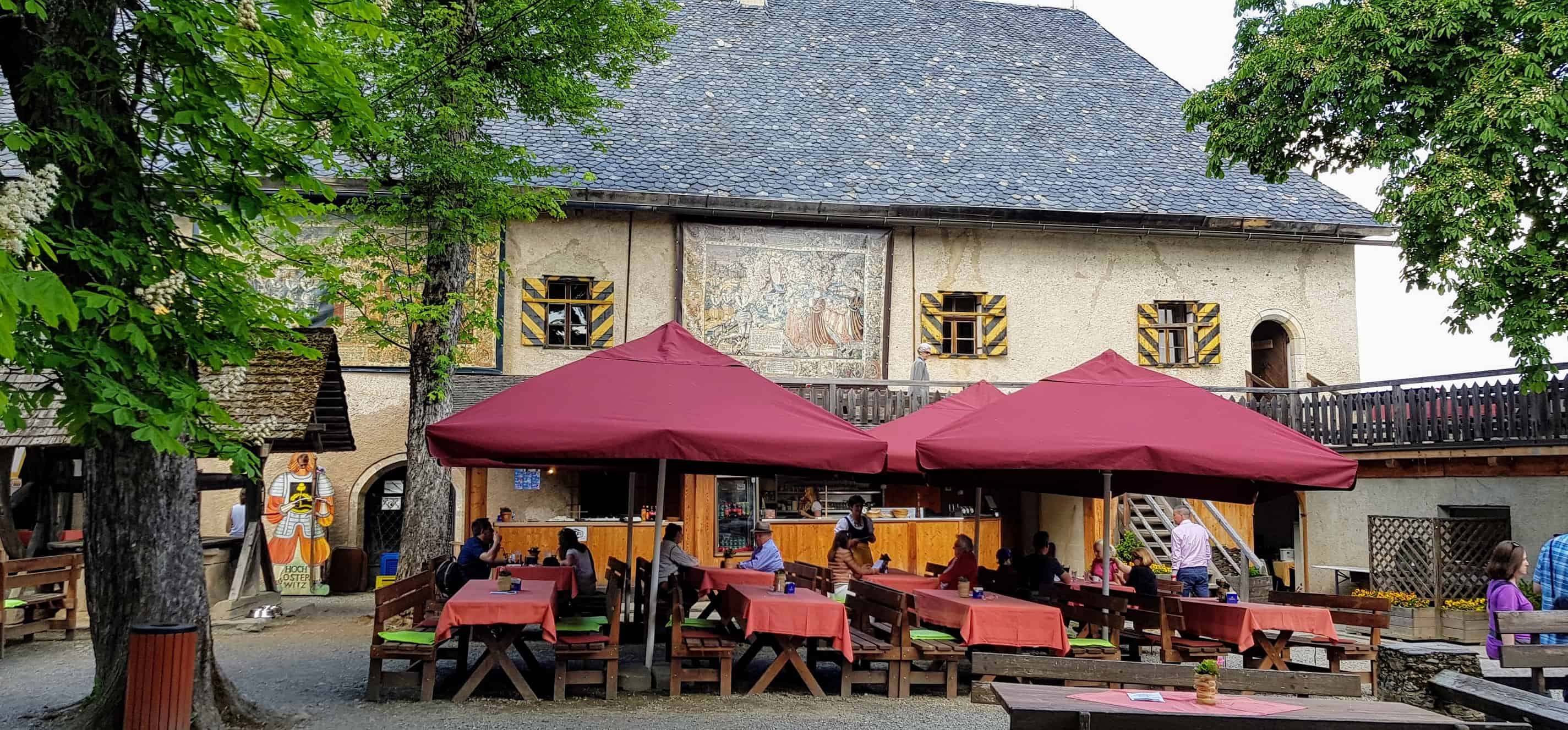 Die Burg Hochosterwitz zählt zu den bekanntesten Burgen in Österreich. Ziel ist der Burghof, wo sich auch das Burgrestaurant befindet.