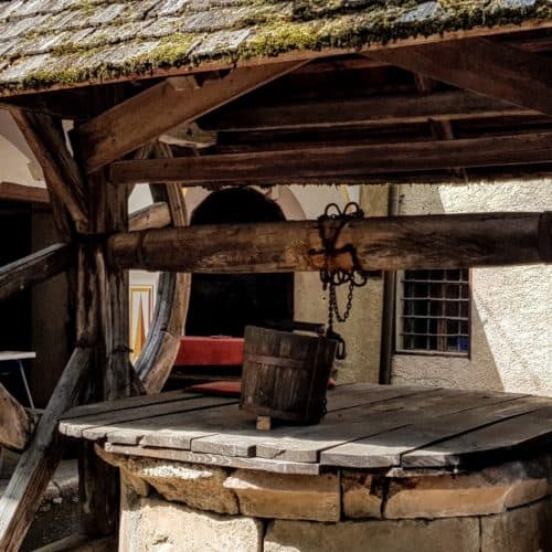 Burghof Hochosterwitz mit Brunnen - barrierefreie Ausflugsziele Kärnten