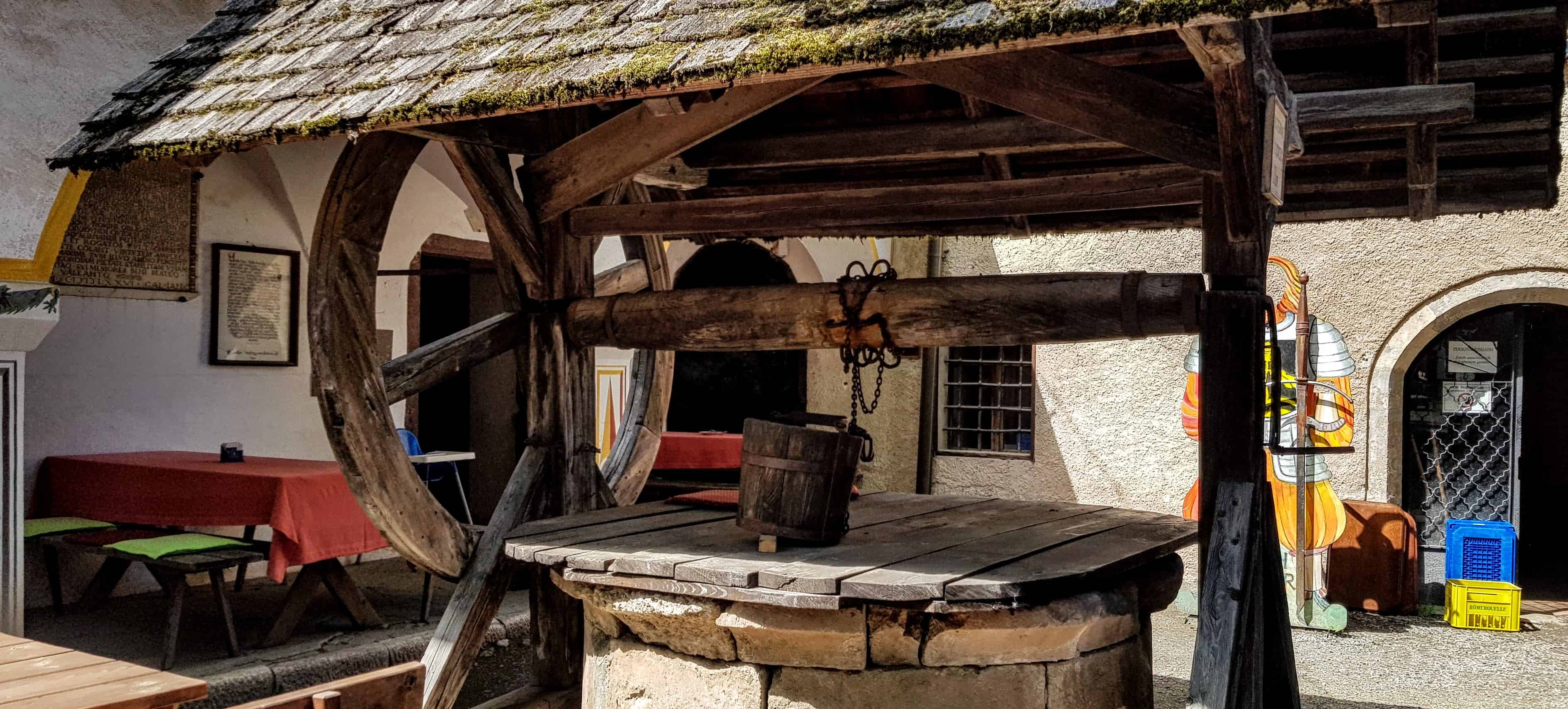 Burghof Hochosterwitz mit Brunnen - barrierefreie Ausflugsziele Kärnten