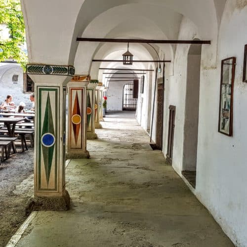 Burghof mit Restaurant und Eingang zum Museum auf der Burg Hochosterwitz - eines von Kärntens TOP-10 Ausflugszielen.