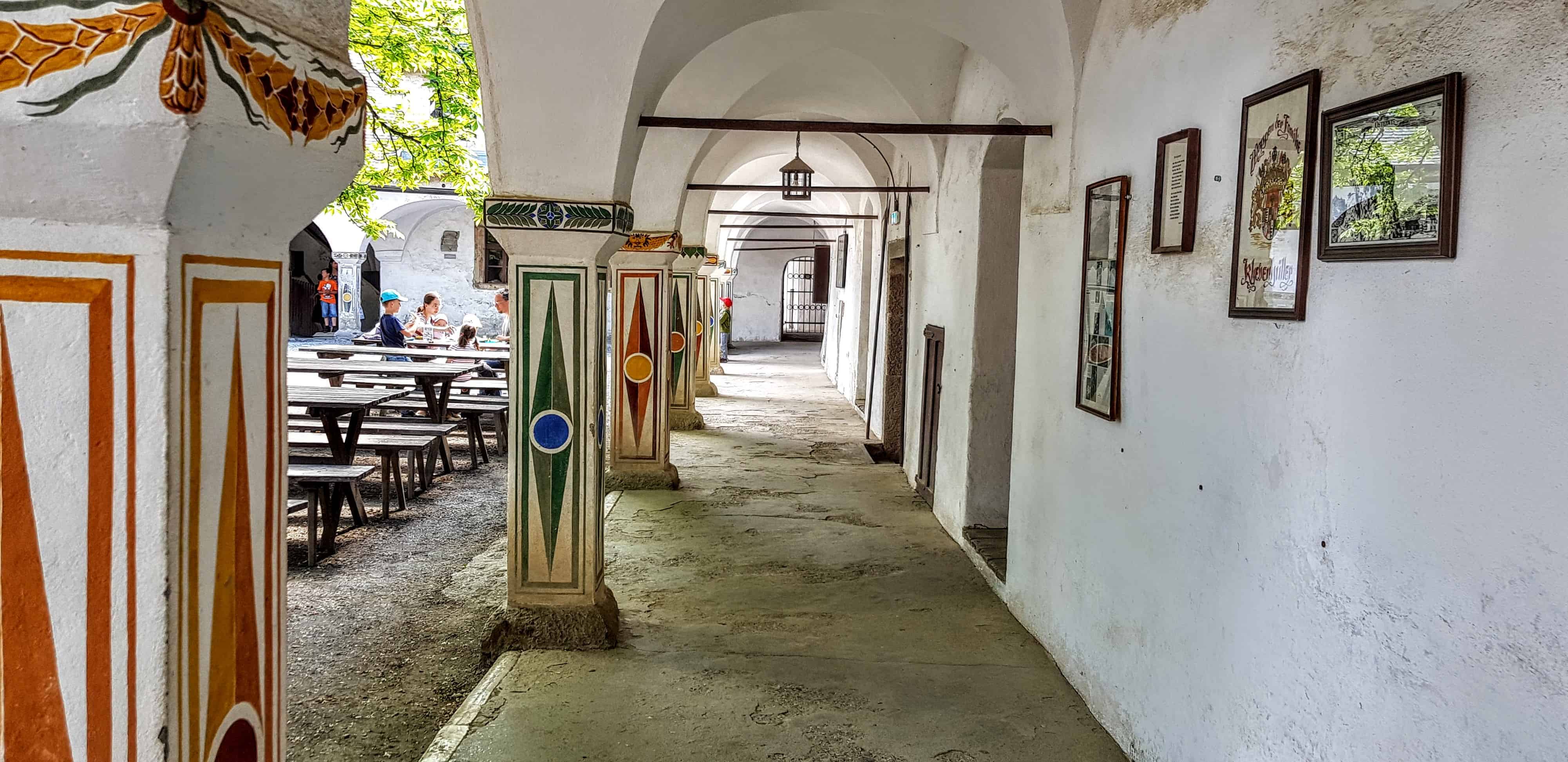 Burghof mit Restaurant und Eingang zum Museum auf der Burg Hochosterwitz - eines von Kärntens TOP-10 Ausflugszielen.