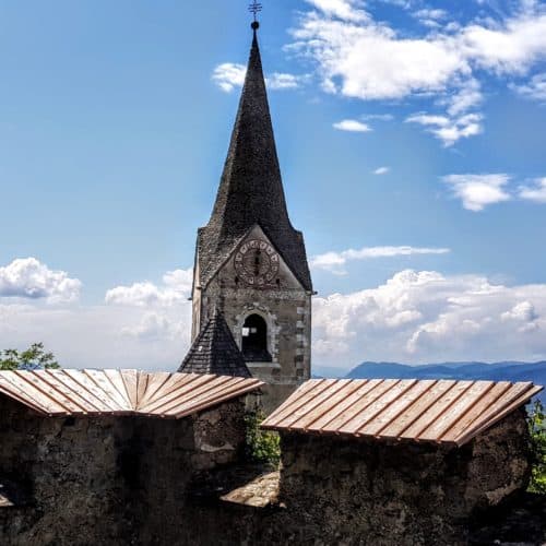 Aussichtsreiche Wanderung auf die Burg Hochosterwitz in Mittelkärnten mit Blick auf Burgkirche