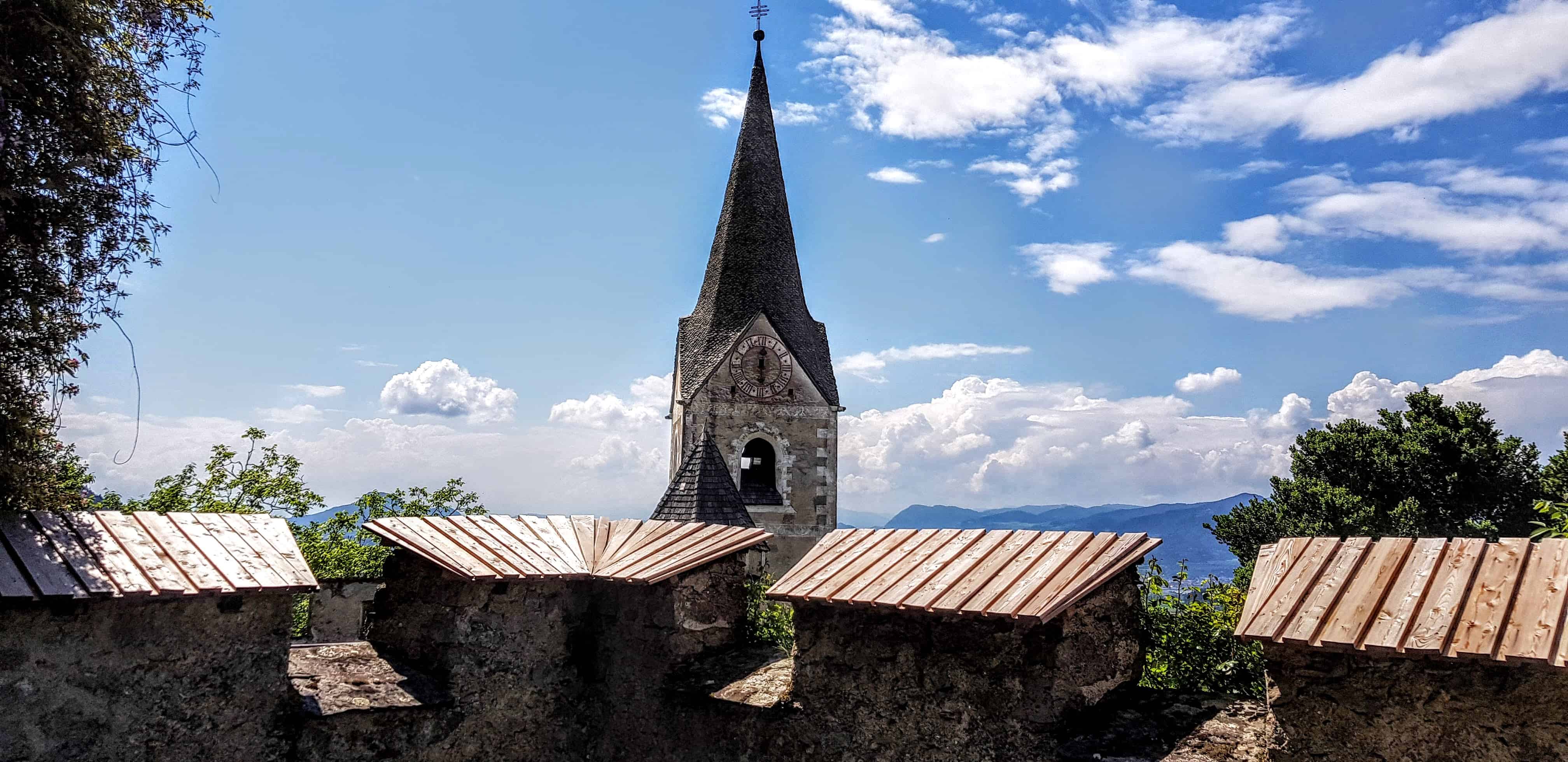 Aussichtsreiche Wanderung auf die Burg Hochosterwitz in Mittelkärnten mit Blick auf Burgkirche