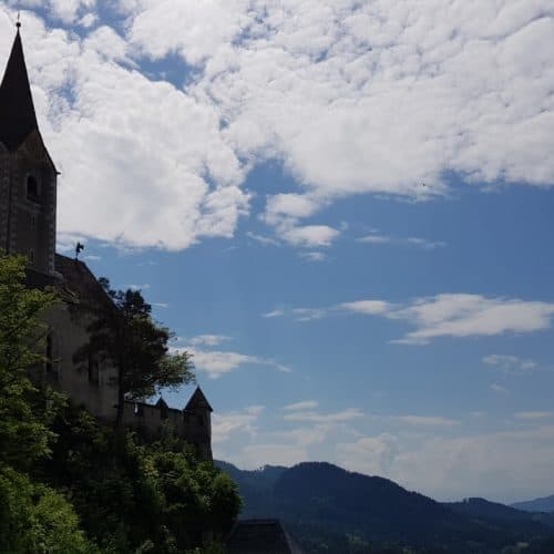 Ausblick auf Kärnten und Burgkirche auf Burg Hochosterwitz bei Wanderung auf die Burg in Mittelkärnten.