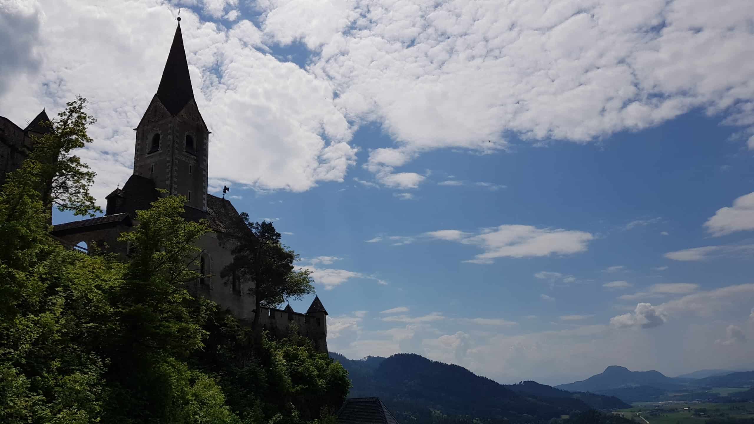 Ausblick auf Kärnten und Burgkirche auf Burg Hochosterwitz bei Wanderung auf die Burg in Mittelkärnten.