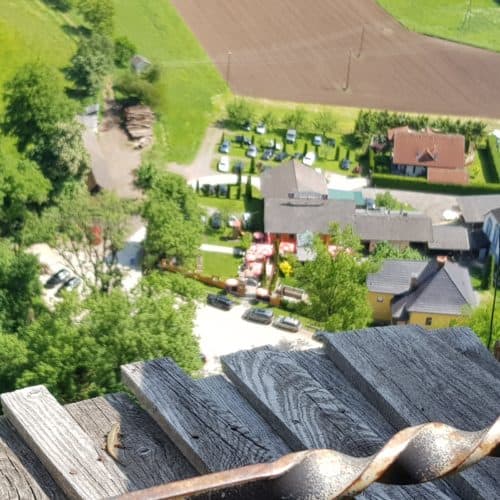 Blick von Burg Hochosterwitz auf Parkplatz und Ausflugziel-Startgelände in St. Georgen am Längsee.