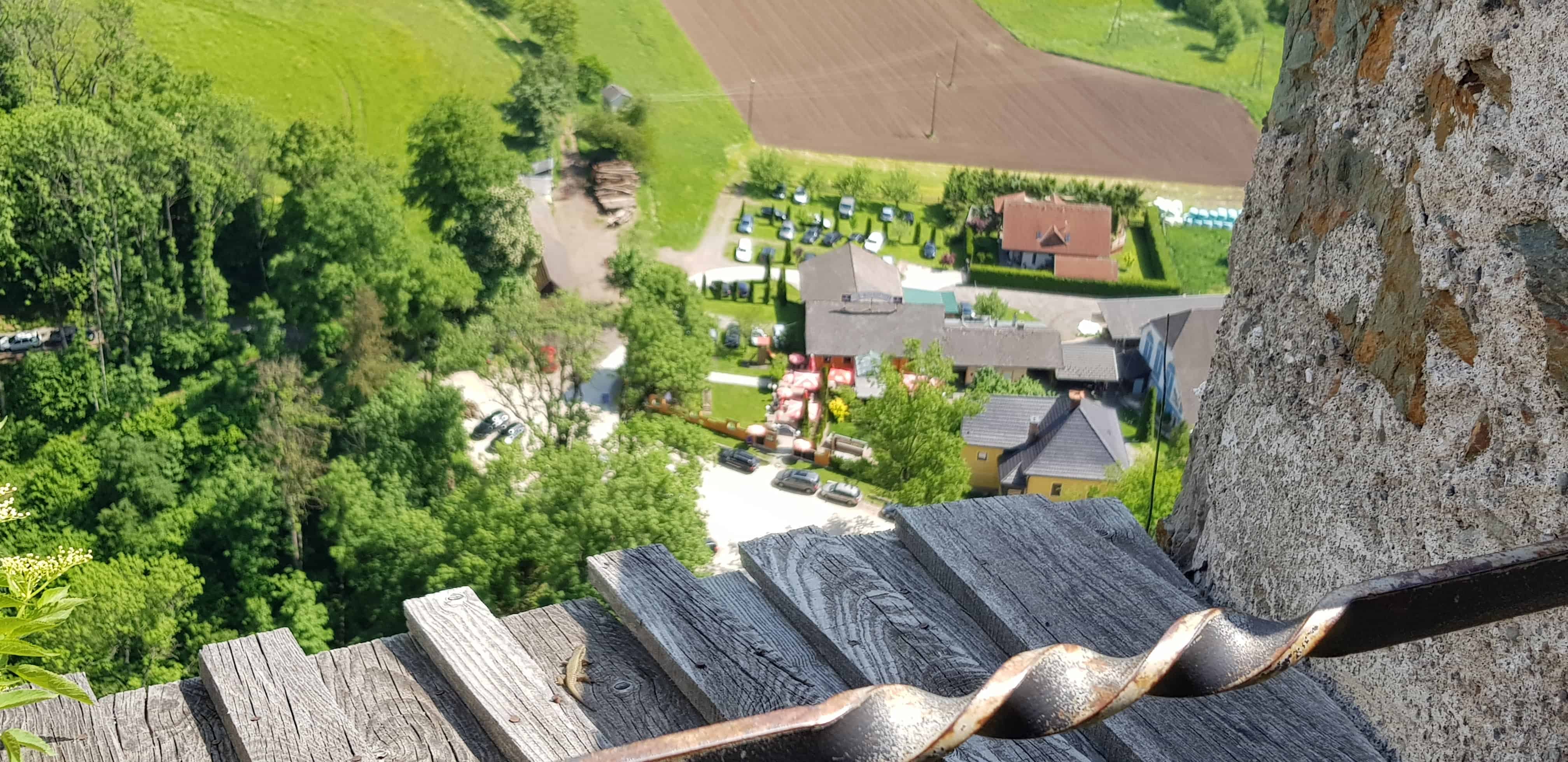 Blick von Burg Hochosterwitz auf Parkplatz und Ausflugziel-Startgelände in St. Georgen am Längsee.