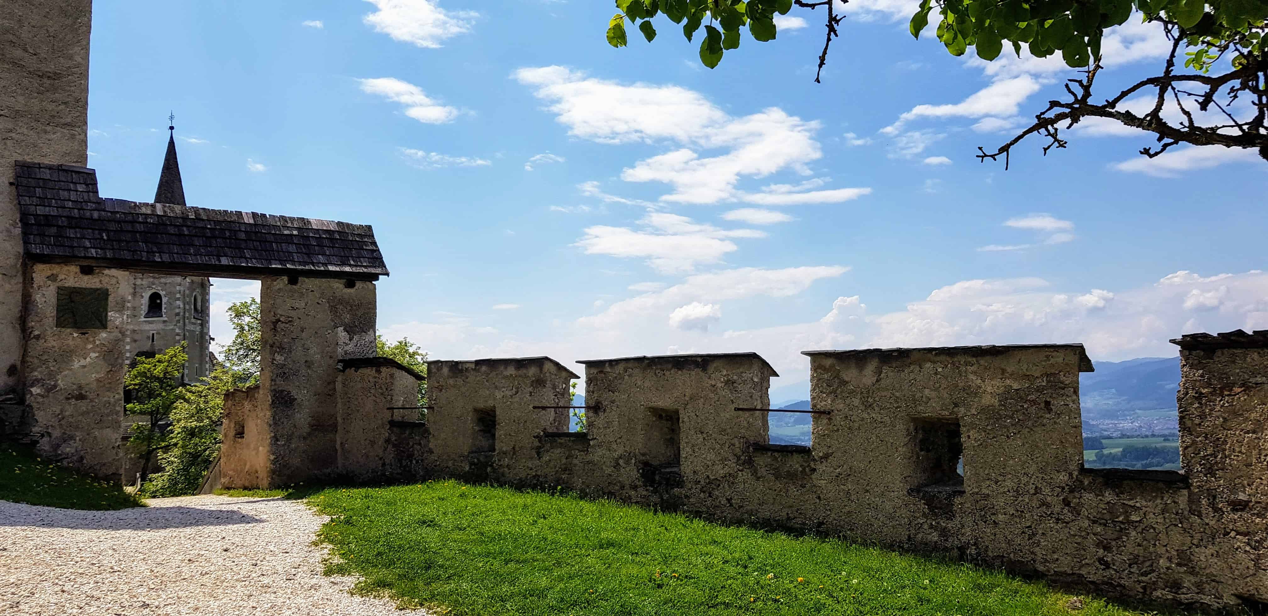 Burganlage und Burgkirche mit Panoramablick auf Burg Hochosterwitz - Kärntens TOP Ausflugsziele Nähe Klagenfurt Wörthersee