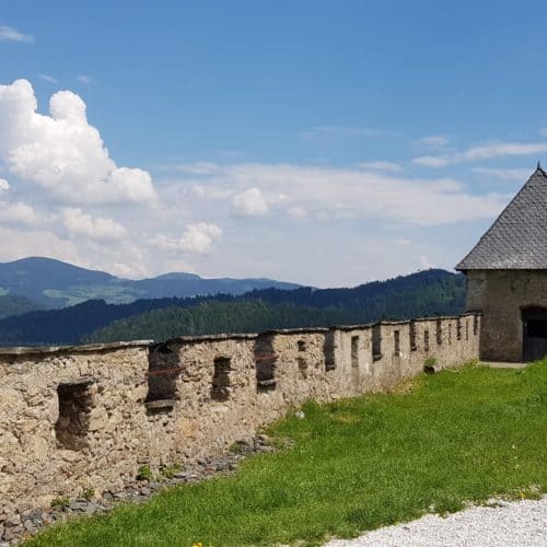 Burgmauern und Wehranlagen bei Wanderung beim Ausflug zur Sehenswürdigkeit Burg Hochosterwitz in Kärnten
