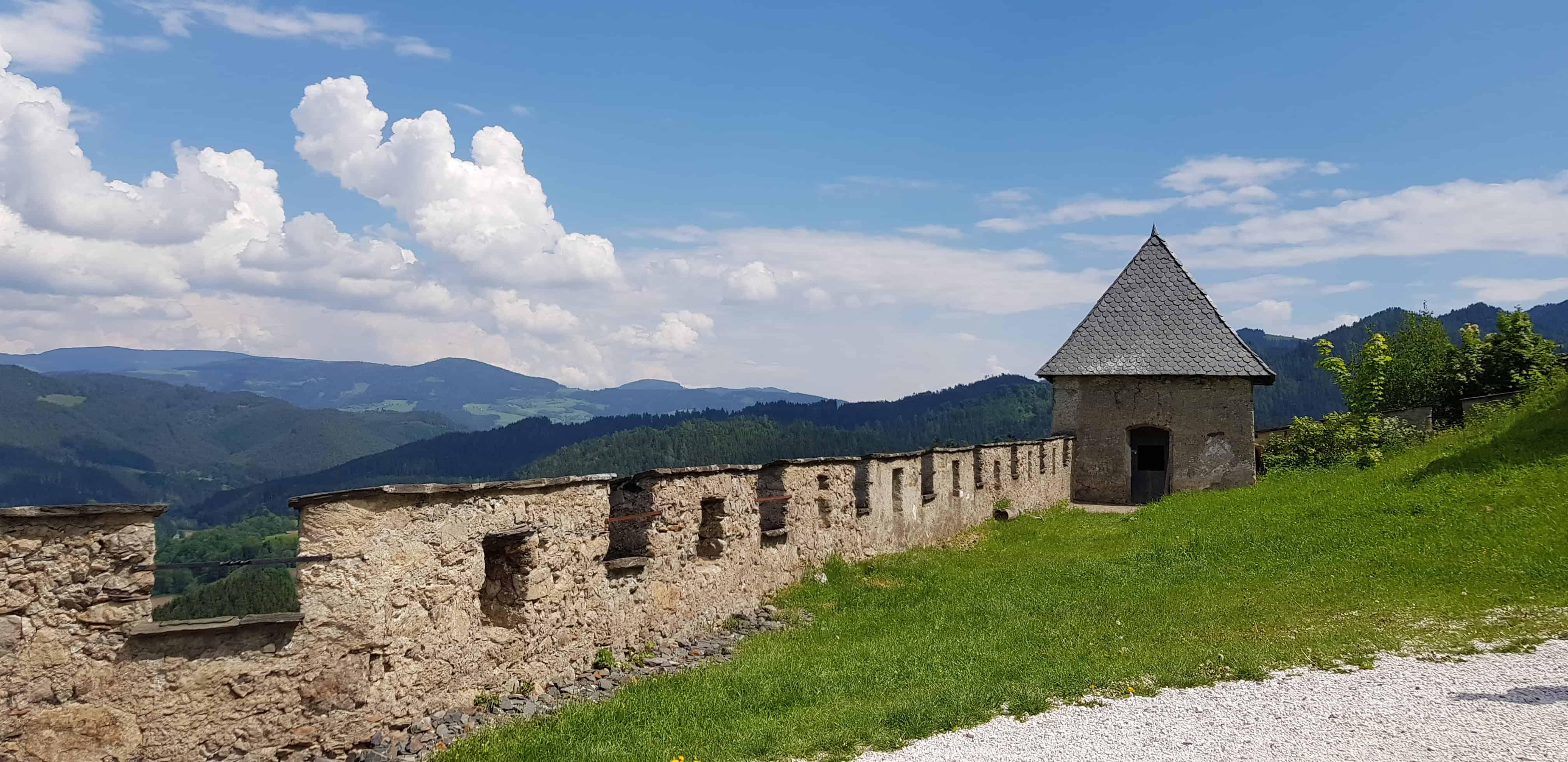 Burgmauern und Wehranlagen bei Wanderung beim Ausflug zur Sehenswürdigkeit Burg Hochosterwitz in Kärnten