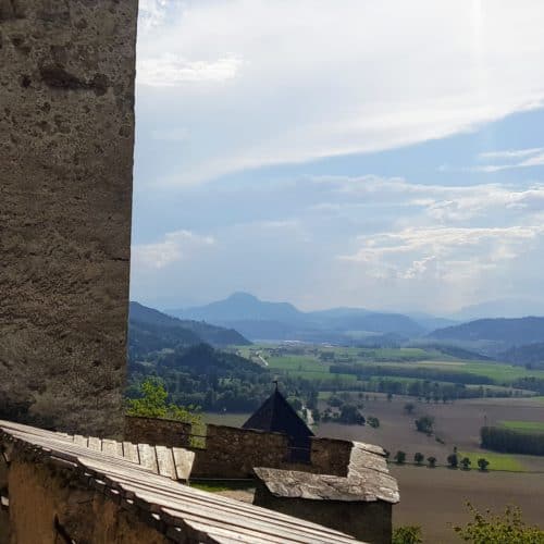 Beim Aufstieg zur Burg Hochosterwitz geht man durch 14 Tore hinauf zum Burghof. Die Burgtore sind durch Hinweistafeln beschrieben.