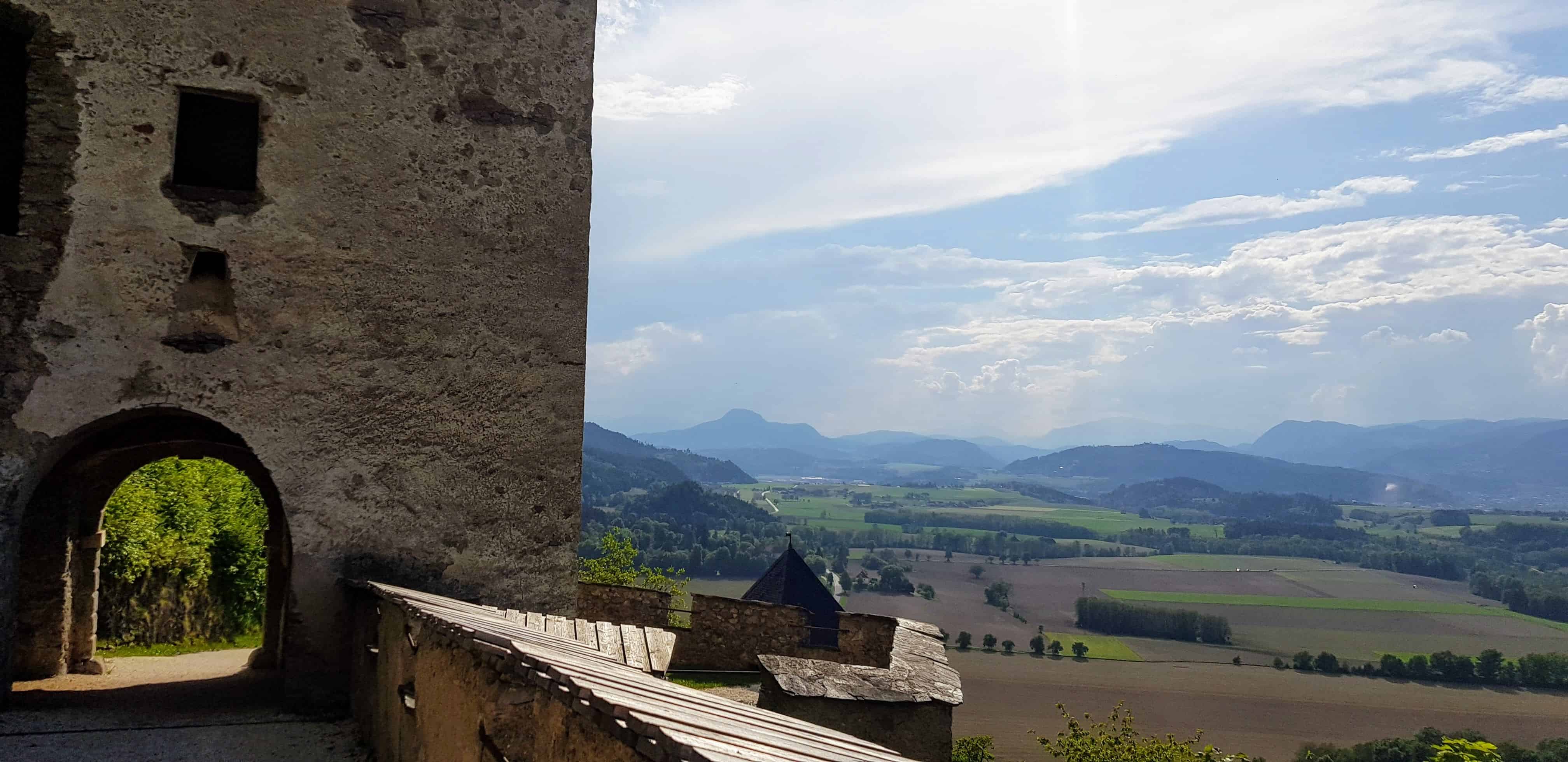 Beim Aufstieg zur Burg Hochosterwitz geht man durch 14 Tore hinauf zum Burghof. Die Burgtore sind durch Hinweistafeln beschrieben.