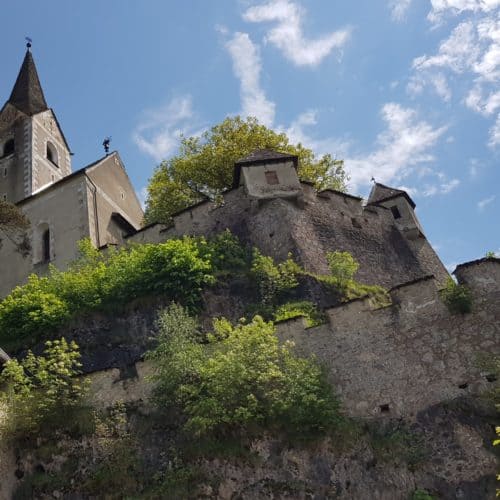 926 n.C. erstmals urkundlich erwähnt, wurde die Kirche auf der Burg Hochosterwitz in der Reformationszeit komplett neu gebaut.