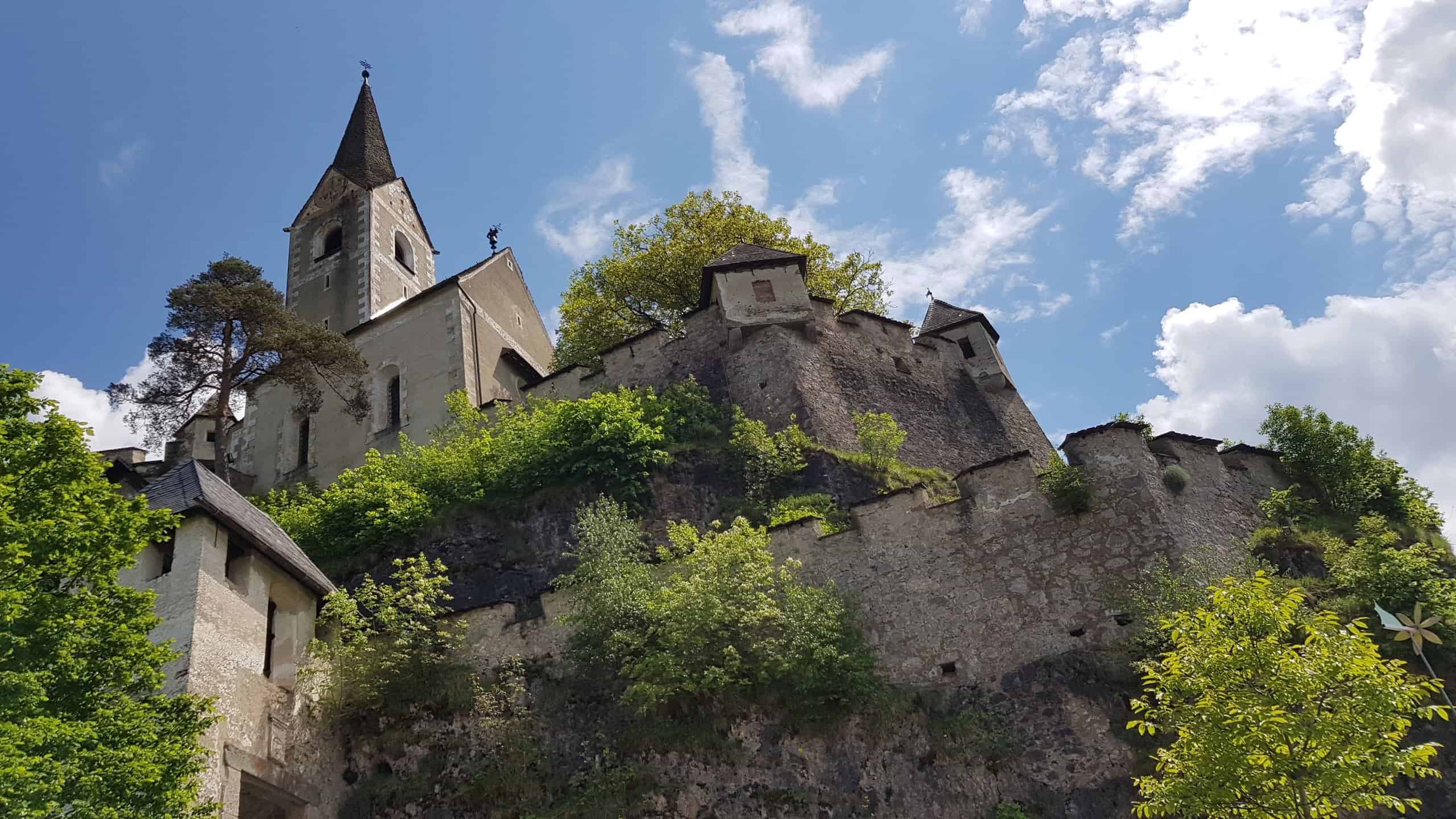 926 n.C. erstmals urkundlich erwähnt, wurde die Kirche auf der Burg Hochosterwitz in der Reformationszeit komplett neu gebaut.