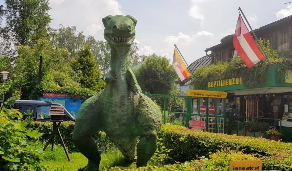 Dinosaurier im Regenwetter-Ausflugsziel Retpilienzoo Happ Klagenfurt in Kärnten