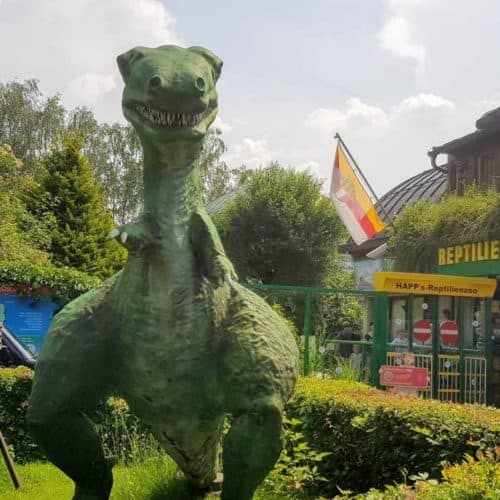 Dinosaurier am Eingang der Kärntner Sehenswürdigkeit Reptilienzoo Happ in Klagenfurt am Wörthersee