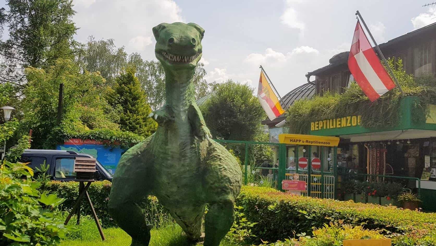 Dinosaurier am Eingang der Kärntner Sehenswürdigkeit Reptilienzoo Happ in Klagenfurt am Wörthersee