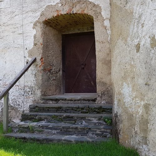 Burgmauer mit Eingangsbereich auf der Burg Hochosterwitze - Burgrückeite bei Wanderung zum Ausflugsziel.