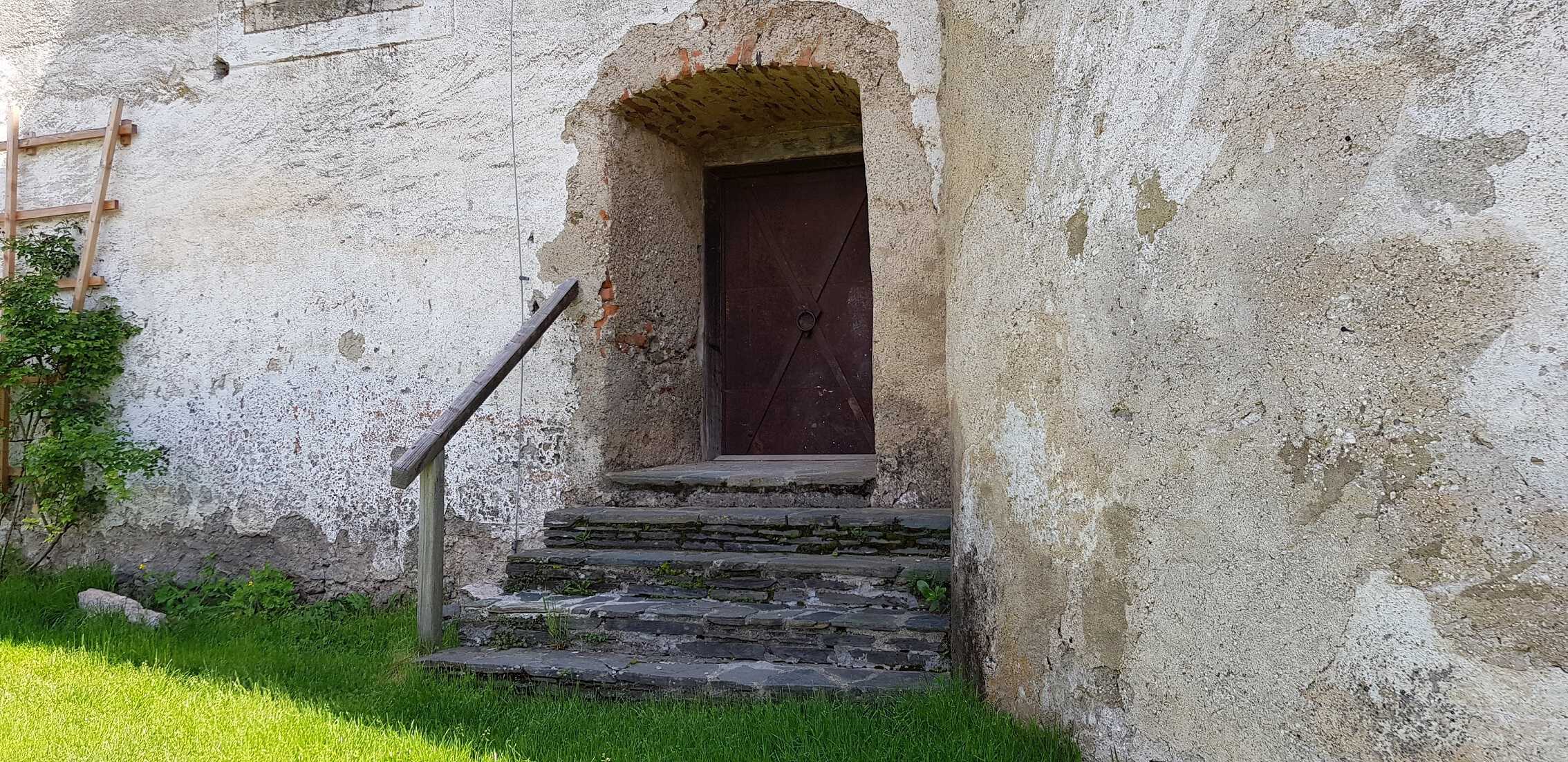 Burgmauer mit Eingangsbereich auf der Burg Hochosterwitze - Burgrückeite bei Wanderung zum Ausflugsziel.