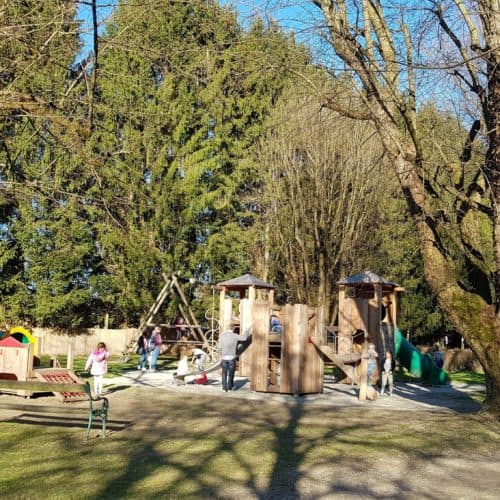 Familienausflug Frühling Kinderspielplatz Tierpark Rosegg Kärnten