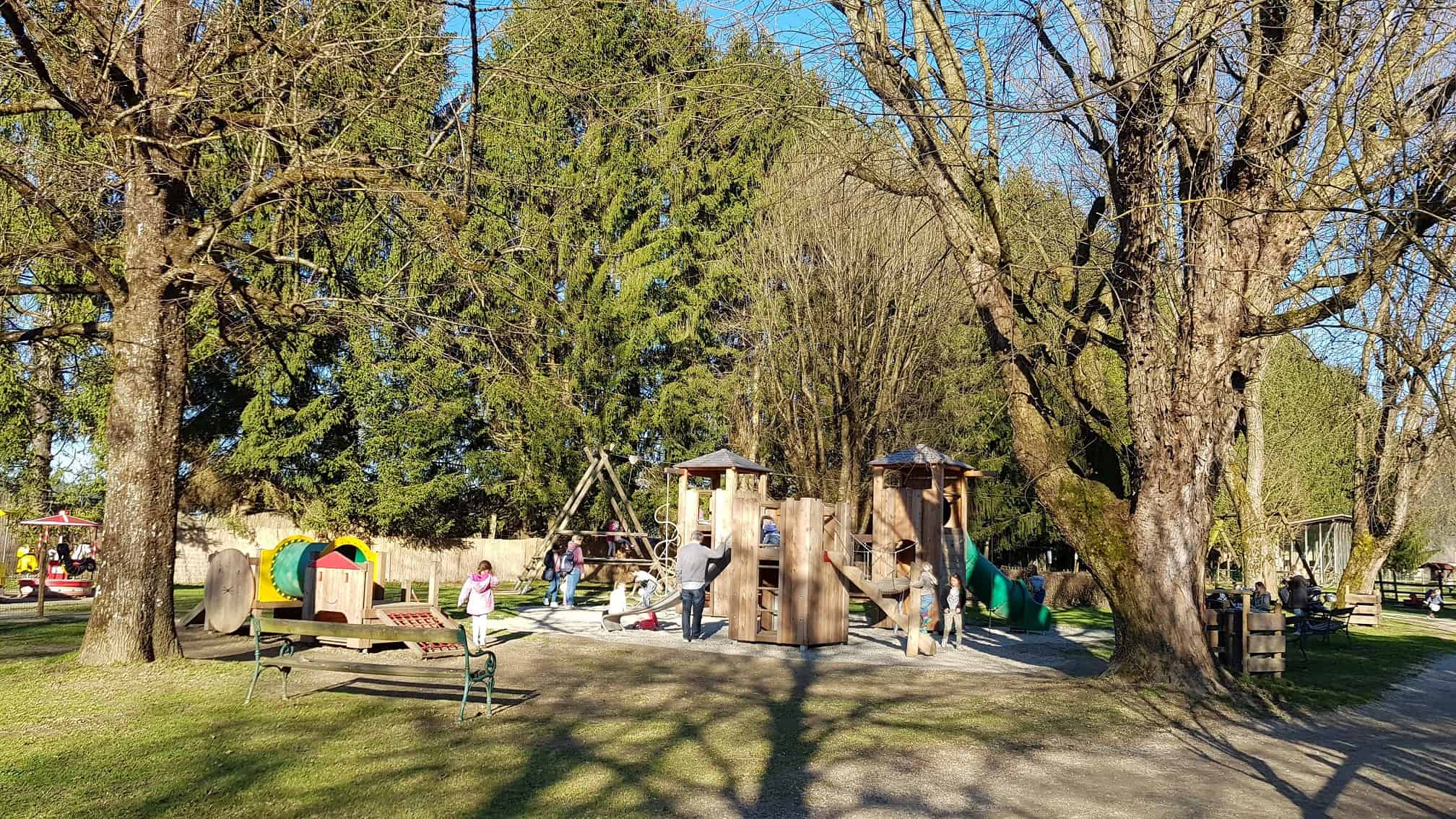 Familienausflug Frühling Kinderspielplatz Tierpark Rosegg Kärnten