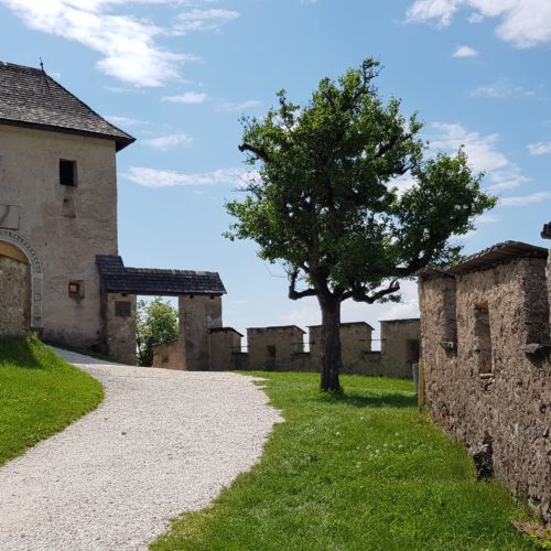 Familienfreundlicher Aufgang auf die Burg Hochosterwitz - historische Sehenswürdigkeit in Kärnten.