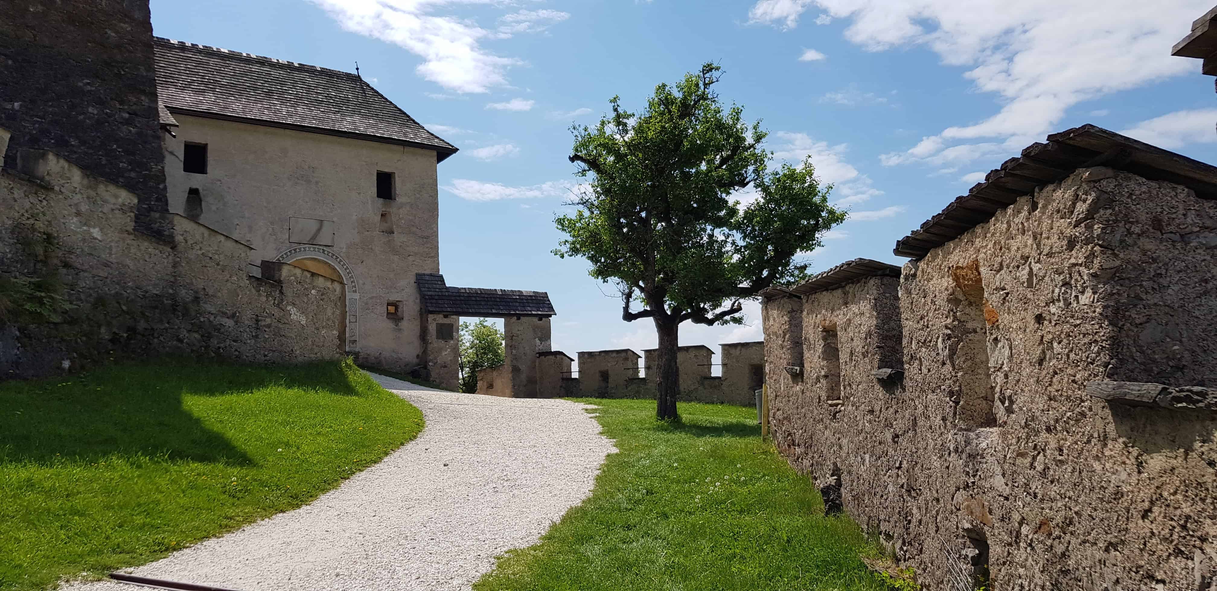 Familienfreundlicher Aufgang auf die Burg Hochosterwitz - historische Sehenswürdigkeit in Kärnten.