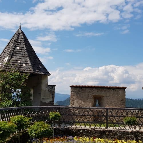 Gartenanlage mit Burgkirche auf der sehenswürdigen Burg Hochosterwitz - Kärntens beliebteste Ausflugsziele.