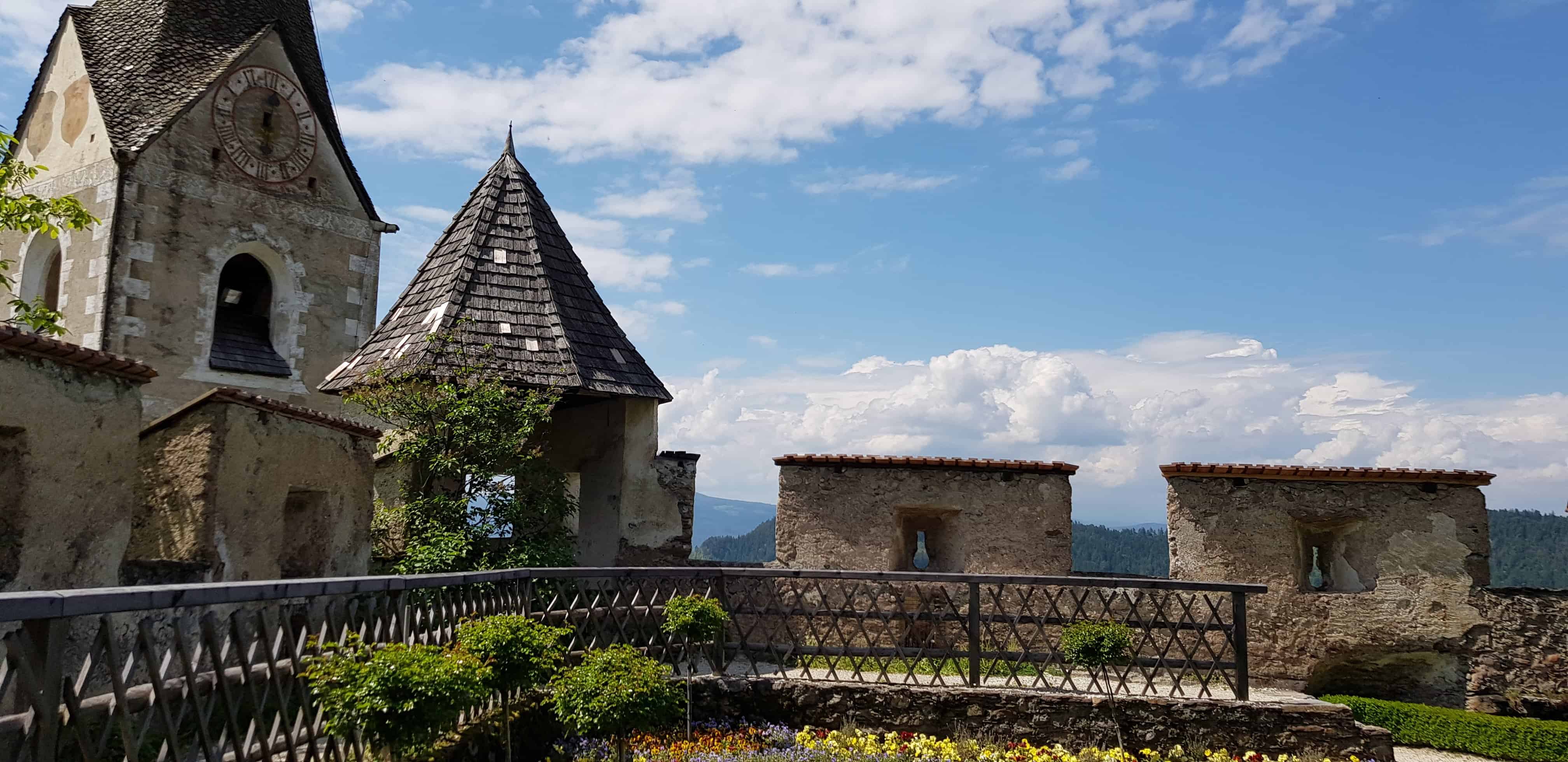 Gartenanlage mit Burgkirche auf der sehenswürdigen Burg Hochosterwitz - Kärntens beliebteste Ausflugsziele.