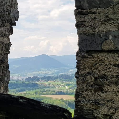 Entlang der Wanderung auf die Burg Hochosterwitz gibt es zahlreiche Aussichtspunkte auf die umliegende Kärntner Umgebung.