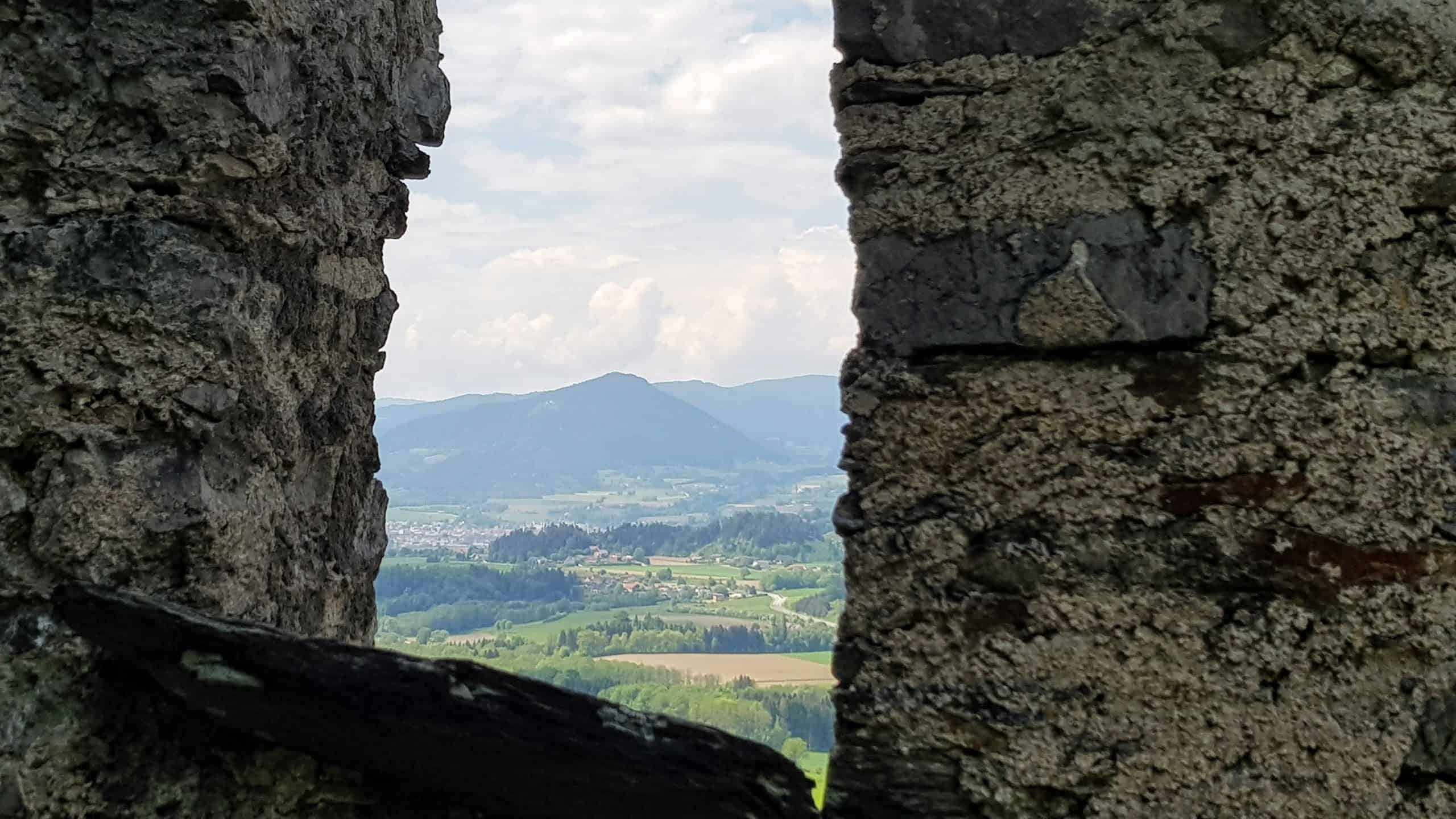 Entlang der Wanderung auf die Burg Hochosterwitz gibt es zahlreiche Aussichtspunkte auf die umliegende Kärntner Umgebung.