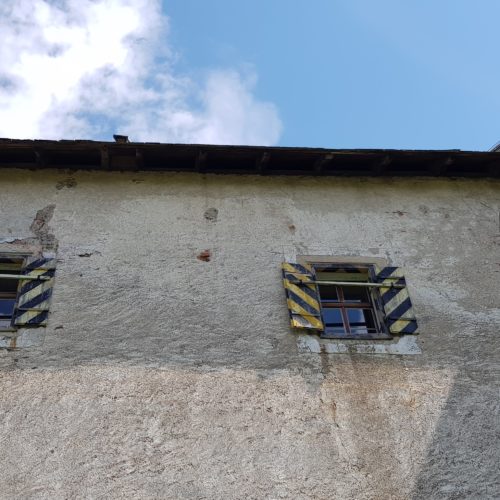 Historische Burgmauern des Kärntner Wahrzeichens Burg Hochosterwitz in der Nähe vom Längsee in der Reiseregion Mittelkärnten.