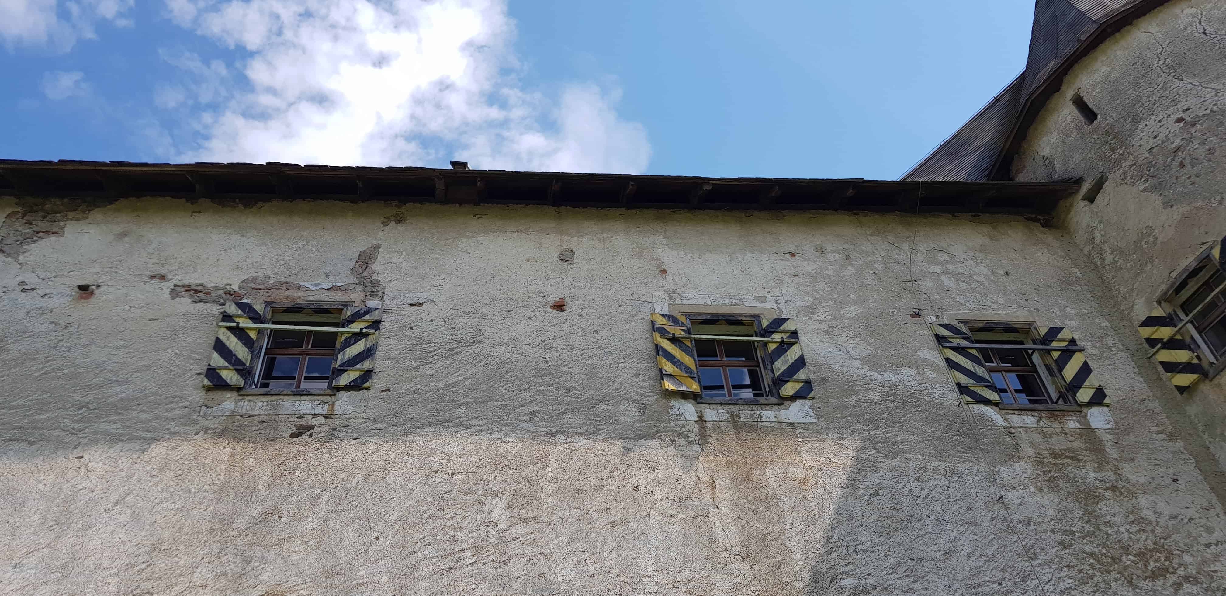 Historische Burgmauern des Kärntner Wahrzeichens Burg Hochosterwitz in der Nähe vom Längsee in der Reiseregion Mittelkärnten.