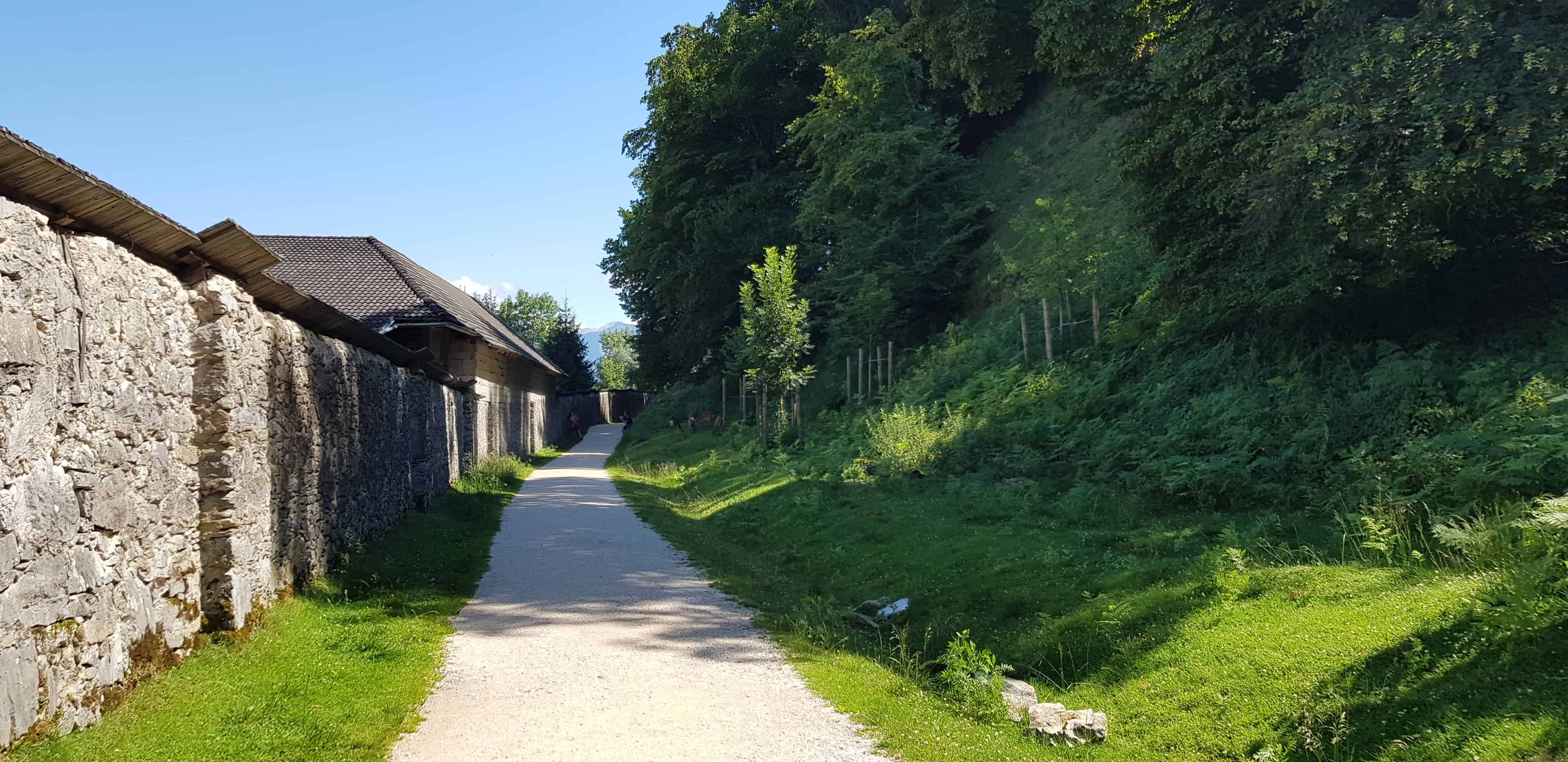 Historische Mauern schöner kinderfreundlicher Weg durch Tierpark Rosegg Kärnten