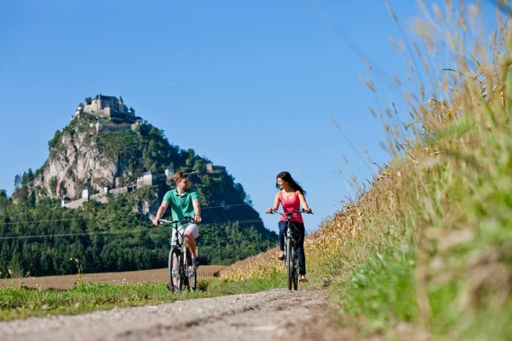 2 Radfahrer in Mittelkärnten vor Burg Hochosterwitz