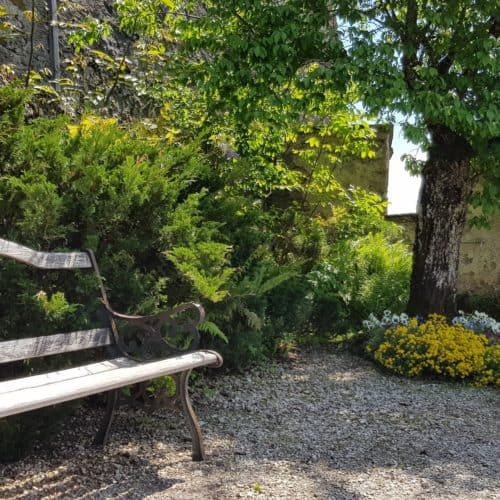 Garten mit Bankerl auf der Burg Hochosterwitz in der Urlaubs- & Ferienregion Mittelkärnten, Nähe St. Veit und Längsee