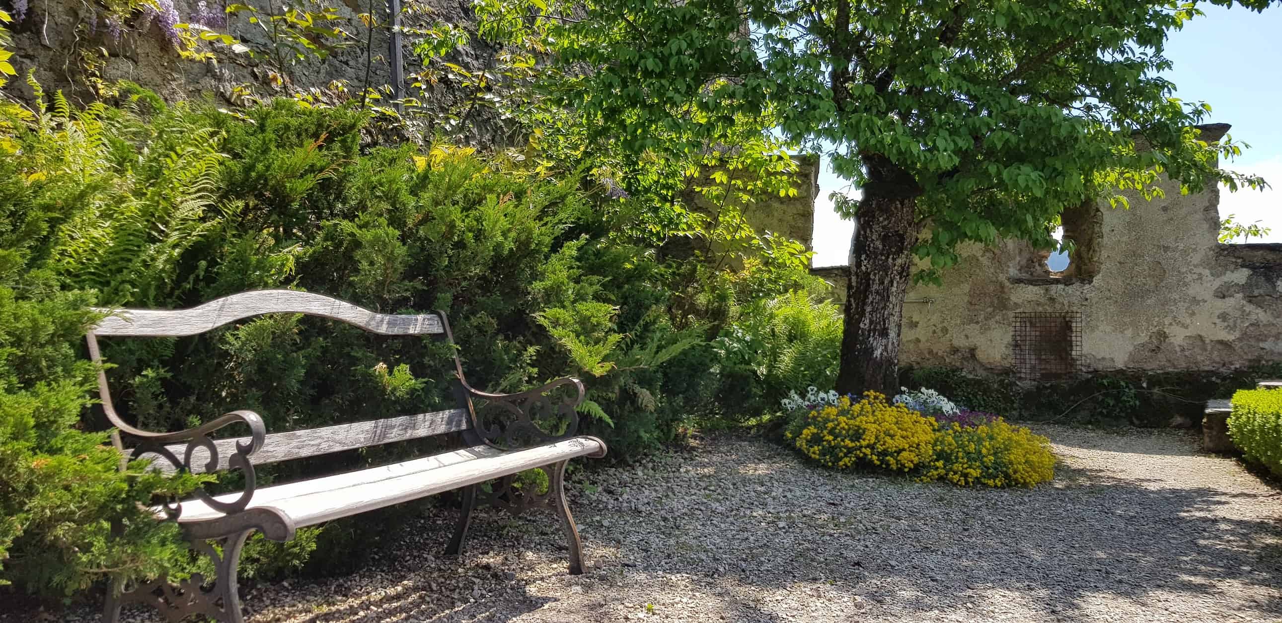 Garten mit Bankerl auf der Burg Hochosterwitz in der Urlaubs- & Ferienregion Mittelkärnten, Nähe St. Veit und Längsee