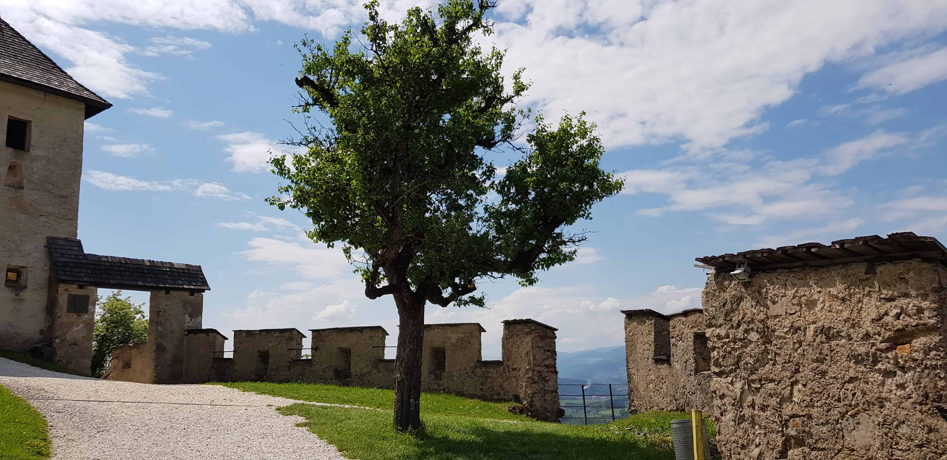 Ausflug auf die Burg Hochosterwitz - Aufgang auf familienfreundliche Burg in Kärnten.