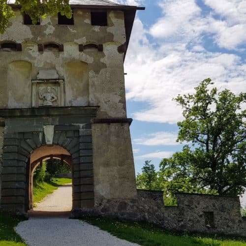 14 Tore begleiten Wanderer und Besucher beim Besuch der Burg Hochosterwitz. Gut beschildert und kinderwagentauglich.