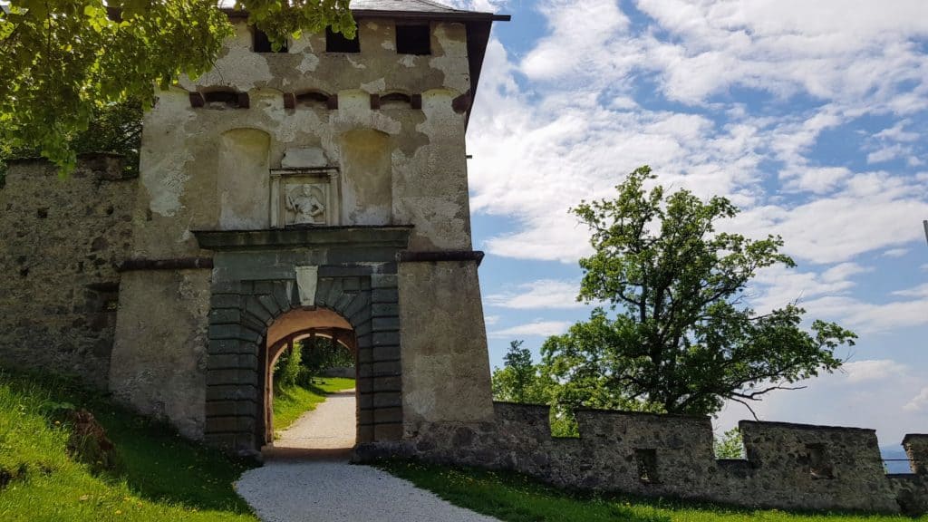 Khevenhüller-Tor auf die mittelalterliche Burg Hochosterwitz in Kärnten