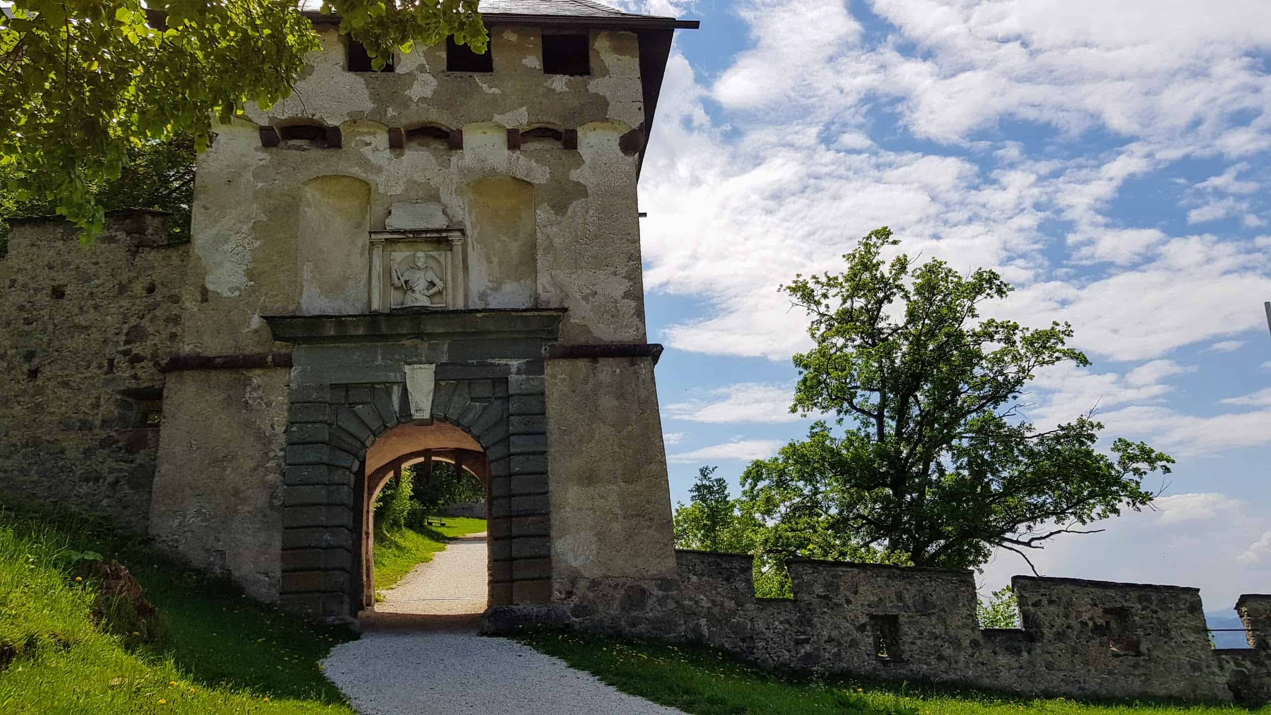 Aufgang auf Burg Hochosterwitz durch Burgtore entlang des kinderwagenfreundlichen Burgwegs. Khevenhüllertor.