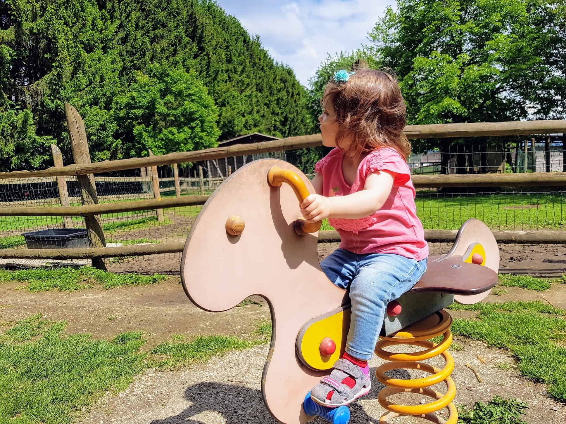 Kind Kinderspielplatz Tierpark Rosegg Ausflugsziele Kärnten Wörthersee