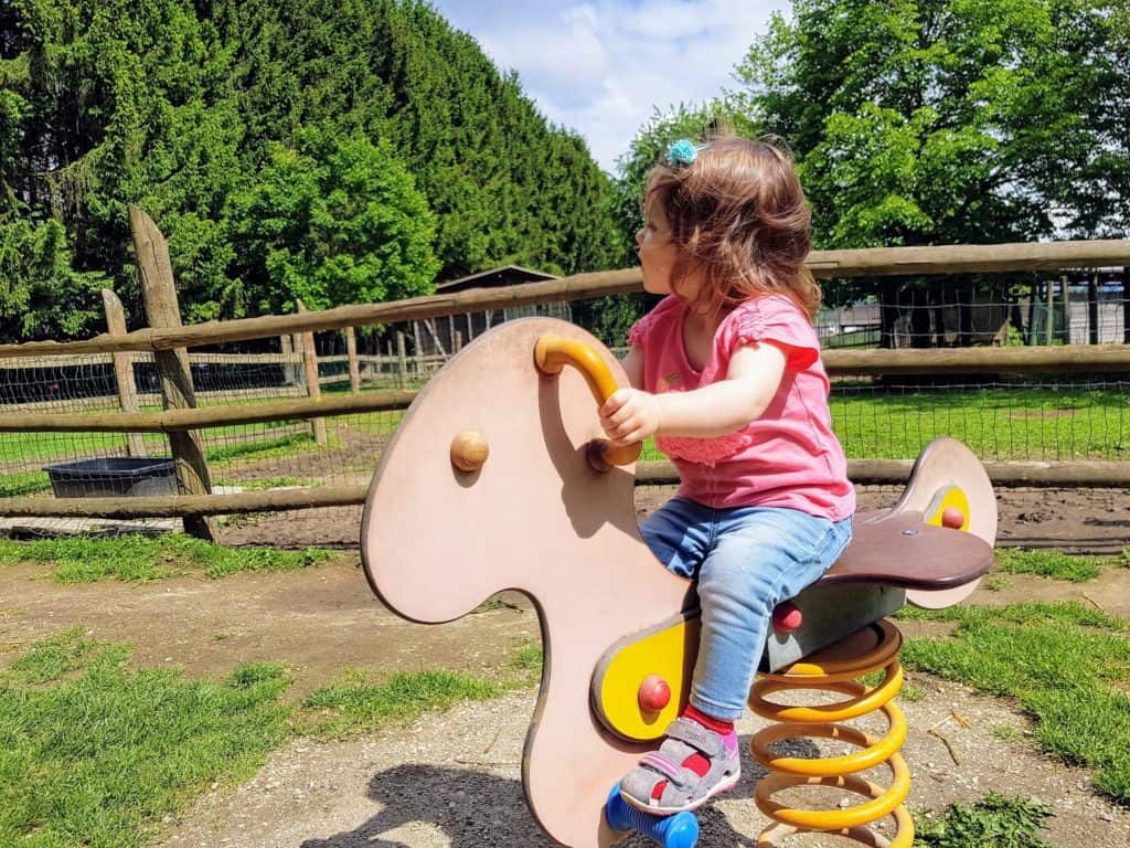 Familienfreundlicher Tierpark in Kärnten Rosegg, Kind auf Kinderspielplatz