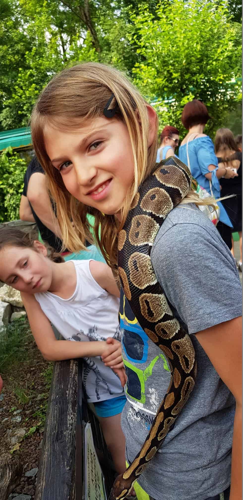 Kinder mit Schlange bei Ausflug im Reptilienzoo Happ Klagenfurt