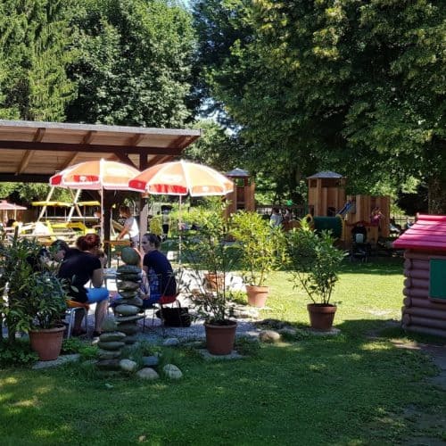 Kinderfreundliche Ausflugsziele Kärnten Tierpark Rosegg Spielplatz beim Buffet