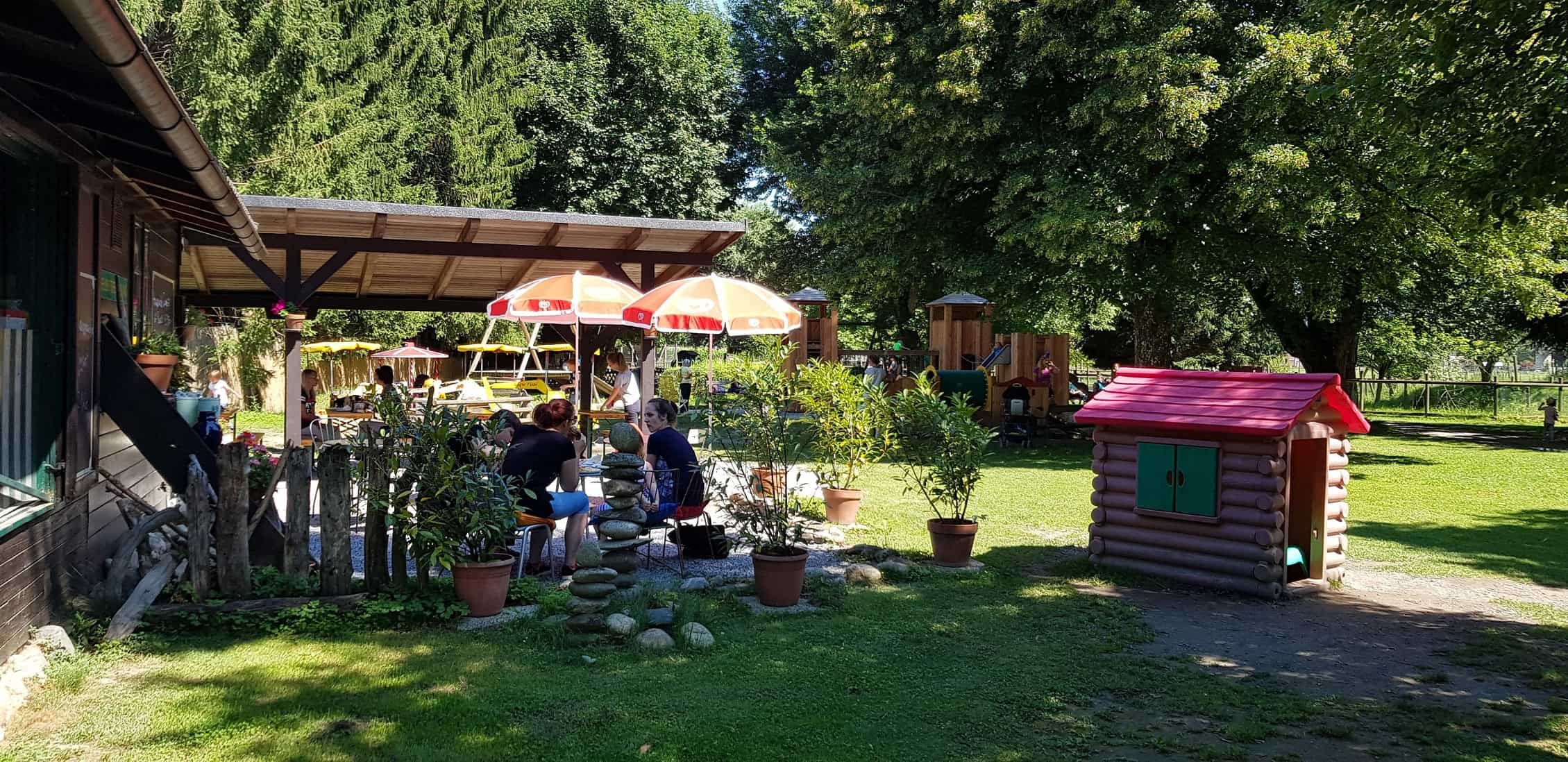 Kinderfreundliche Ausflugsziele Kärnten Tierpark Rosegg Spielplatz beim Buffet